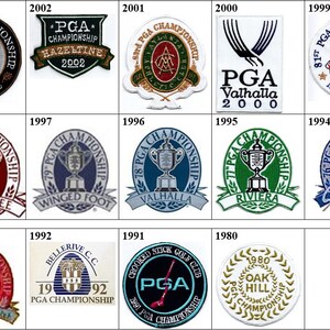Puede incluir: Una colección de logotipos del Campeonato de la PGA de varios años. Los logotipos presentan texto, ilustraciones de trofeos y los nombres de los campos de golf. Los colores incluyen verde, rojo, azul y dorado.