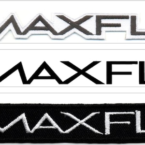 Może przedstawiać: Trzy warianty logo Maxfli. Pierwszy to biała haftowana naszywka z czarnymi literami. Drugi to czarne logo tekstowe na białym tle. Trzeci to czarna prostokątna haftowana naszywka z białymi literami.