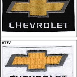 Puede incluir: Dos parches bordados con el logotipo de Chevrolet. Un parche tiene un fondo negro con un logotipo dorado y gris y texto blanco. El otro parche tiene un fondo blanco con un logotipo dorado y gris y texto negro.