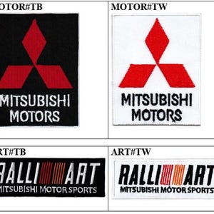 Könnte beinhalten: Vier gestickte Aufnäher mit Automobil-Logos. Zwei Aufnäher zeigen das Mitsubishi Motors Logo in Rot und Weiß auf schwarzem und weißem Hintergrund. Die anderen beiden Aufnäher zeigen das Ralliart Logo mit dem Text "Mitsubishi Motor Sports".