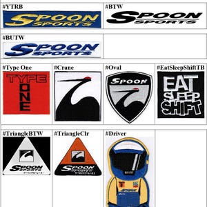 Könnte beinhalten: Eine Sammlung bestickter Aufnäher mit verschiedenen Motiven, darunter Spoon Sports-Logos in mehreren Farben, ein rotes Type One-Quadrat, ein Kranich-Emblem, ein ovales Schild, ein Eat Sleep Shift-Quadrat, dreieckige Aufnäher und eine Rennfahrerfigur.