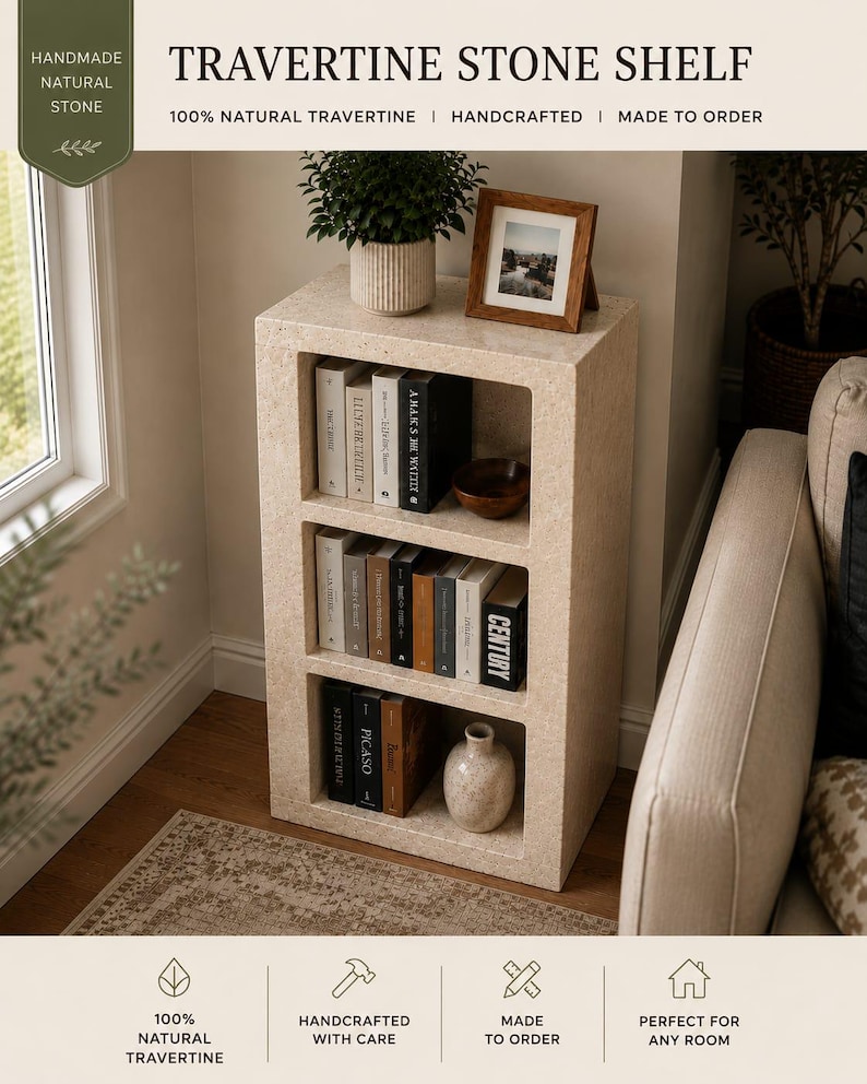 Pu&ograve; includere: Uno scaffale rettangolare in pietra di travertino con tre scomparti aperti. L'unit&agrave; in pietra beige porosa contiene vari libri, una piccola ciotola in legno e un vaso in ceramica. Il testo in alto recita TRAVERTINE STONE SHELF 100% NATURAL TRAVERTINE.