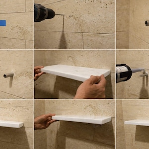 Pu&ograve; includere: Una sequenza di istruzioni in nove riquadri che mostra l'installazione di una mensola bianca a muro su una parete piastrellata beige. Il processo include la marcatura con nastro blu, la foratura, l'inserimento di supporti e il montaggio.