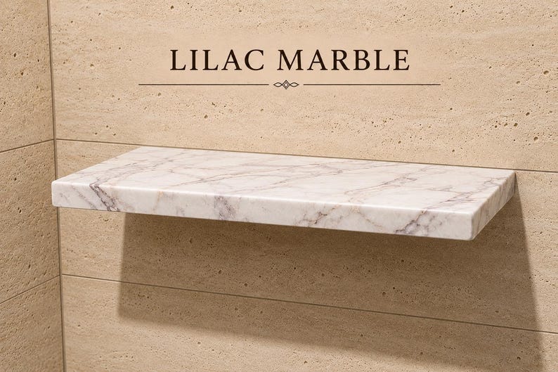 Pu&ograve; includere: Una mensola rettangolare sospesa in marmo bianco con venature lilla e grigie. La mensola &egrave; montata su una parete in pietra beige testurizzata. Il testo LILAC MARBLE &egrave; stampato in lettere marrone scuro sopra la mensola con una linea.