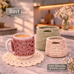 Könnte beinhalten: Eine weiße Tasse mit Kaffee, eine gehäkelte rosa Hülle und ein cremefarbener Untersetzer. Zwei gehäkelte Körbe in Grün und Beige sind ebenfalls abgebildet. Das Bild enthält den Text "3in1" und "PDF DIGITAL DOWNLOAD".