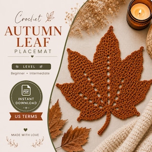 Pode incluir: Um lugar americano de crochê cor de ferrugem em formato de folha de bordo com detalhes vazados. O texto diz Crochet AUTUMN LEAF PLACEMAT, LEVEL Beginner Intermediate, PDF INSTANT DOWNLOAD, US TERMS e MADE WITH LOVE. Inclui folhagem seca e uma vela.
