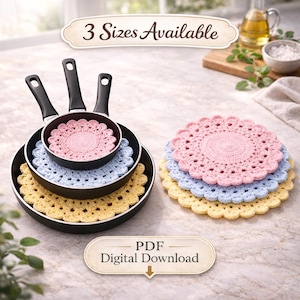 Puede incluir: Un juego de tres salvamanteles de ganchillo en rosa, azul y amarillo, exhibidos dentro y junto a sartenes negras. La imagen incluye el texto "3 Sizes Available" y "PDF Digital Download".