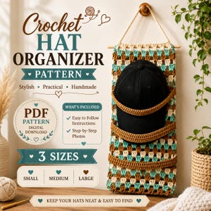 Könnte beinhalten: Eine Häkelanleitung für einen Hut-Organizer mit dem Text Crochet Hat Organizer Pattern, PDF Pattern Digital Download, 3 Sizes, Small, Medium, Large, und Keep Your Hats Neat & Easy to Find. Es ist ein hängender Wand-Organizer.