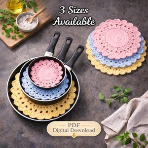 Puede incluir: Un juego de tres tapetes de ganchillo en rosa, azul y amarillo, exhibidos en sartenes anidadas. La imagen también muestra una pila de tapetes y el texto "3 Sizes Available" y "PDF Digital Download".