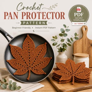 Op de afbeelding: Een haakpatroon voor panbeschermers met de tekst Crochet PAN PROTECTOR PATTERN, Beginner Friendly, Instant PDF Pattern en PDF INSTANT DOWNLOAD US TERMS. De afbeelding toont een roestkleurige, bladvormige gehaakte mat in een zwarte pan.