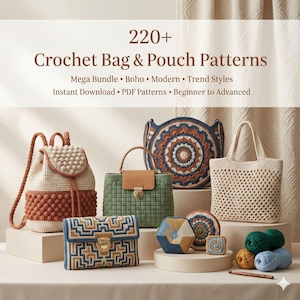 Può includere: Una collezione di borse e pochette all'uncinetto, tra cui uno zaino, una borsa tote e una pochette, in vari toni neutri. L'immagine presenta motivi dettagliati e include gomitoli di lana. Il testo recita "220+ Crochet Bag & Pouch Patterns".