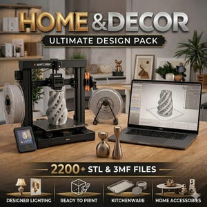 K&ouml;nnte beinhalten: Werbebild f&uuml;r Heimdekoration mit einem 3D-Drucker, Filamentrollen und einem Laptop, der ein 3D-Design anzeigt. Das Bild enth&auml;lt den Text "HOME & DECOR ULTIMATE DESIGN PACK" und Symbole f&uuml;r Designerbeleuchtung, druckfertig, K&uuml;chenartikel und Wohnaccessoires.