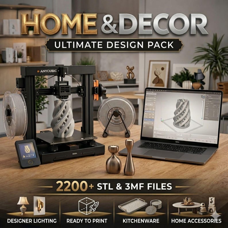 K&ouml;nnte beinhalten: Werbebild f&uuml;r Heimdekoration mit einem 3D-Drucker, Filamentrollen und einem Laptop, der ein 3D-Design anzeigt. Das Bild enth&auml;lt den Text "HOME & DECOR ULTIMATE DESIGN PACK" und Symbole f&uuml;r Designerbeleuchtung, druckfertig, K&uuml;chenartikel und Wohnaccessoires.