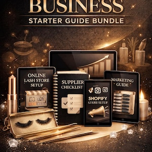 Könnte beinhalten: Ein Bild, das ein Starter-Guide-Bundle für Wimpern-Unternehmen bewirbt. Das Bild zeigt ein goldfarbenes Thema mit verschiedenen Elementen, darunter ein Tablet, ein Notizbuch, ein Lippenstift, falsche Wimpern und der Text "LASH BUSINESS STARTER GUIDE BUNDLE".