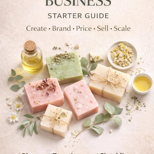 Puede incluir: Imagen promocional para una guía de inicio de negocio de fabricación de jabón. La imagen presenta varios jabones hechos a mano en tonos rosa, verde y crema, junto con aceites esenciales y botánicos. El texto incluye "SOAP MAKING BUSINESS STARTER GUIDE" y viñetas sobre el contenido de la guía.