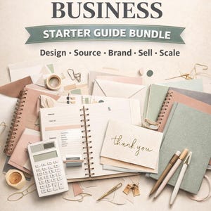 Op de afbeelding: Een overzichtsfoto van kantoorbenodigdheden, waaronder notitieboekjes, pennen, een rekenmachine en een bedankkaart. De afbeelding bevat de tekst "STATIONERY BUSINESS STARTER GUIDE BUNDLE" met opsommingstekens voor "Planner • Templates", "Checklists", "Beginner to Advanced" en "UK • US • EU Edition."