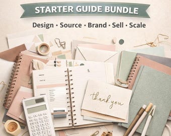 Puede incluir: Una vista cenital de artículos de papelería, que incluyen cuadernos, bolígrafos, una calculadora y una tarjeta de agradecimiento. La imagen presenta el texto "STATIONERY BUSINESS STARTER GUIDE BUNDLE" con viñetas para "Planner • Templates", "Checklists", "Beginner to Advanced" y "UK • US • EU Edition."