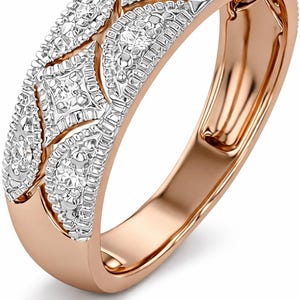 Könnte beinhalten: Ring aus Roségold mit einem diamantbesetzten Band. Das Band weist ein sich wiederholendes Muster aus diamantbesetzten Formen auf, das einen funkelnden Effekt erzeugt. Das Design des Rings ist elegant.