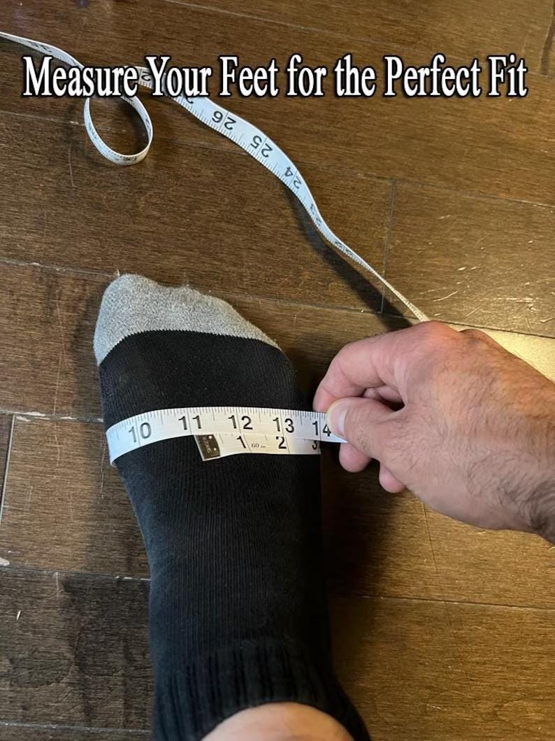 Może przedstawiać: Czarna skarpetka z szarą piętą i palcami jest mierzona białą miarką. Taśma miernicza wskazuje od 25,4 cm do 35,6 cm. Tekst u g&oacute;ry brzmi: "Measure Your Feet for the Perfect Fit."