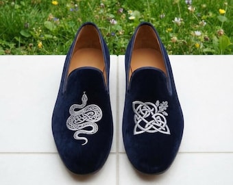 Marineblaue Samt-Loafer für Herren mit keltischer Knoten- und Schlangenstickerei | Unterschiedliche Hausschuhe mit mythologischen Motiven | Geschenk für ihn
