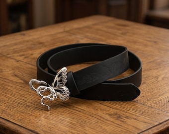 Cinturón gótico negro con hebilla de mariposa y serpiente, correa floral en relieve.