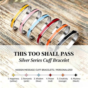 Op de afbeelding: Zes zilverkleurige metalen armbanden met dunne emaille inlegstrips in geel, roze, lichtblauw, rood, oranje en zwart. De tekst luidt: THIS TOO SHALL PASS Silver Series Cuff Bracelet, HIDDEN MESSAGE CUFF BRACELETS / PERSONALIZED.