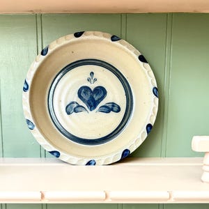 Plato para tartas de gres vidriado con sal de Rowe Pottery, estilo vintage, con motivo de corazón azul cobalto (1988)