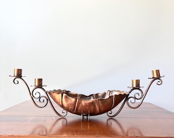 Centro de mesa vintage de cobre martillado con brazos de candelabro / Portavelas de cobre con detalles ornamentales de mediados de siglo