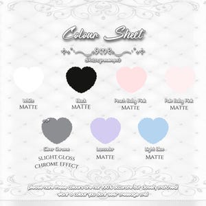 Op de afbeelding: Een kleurenkaart met zeven hartvormige stalen met de tekst Colour Sheet en @kissesfrmangels. De kleuren zijn wit, zwart, perzik babyroze, bleek babyroze, zilverchroom, lavendel en lichtblauw met matte of verchroomde afwerkingen.