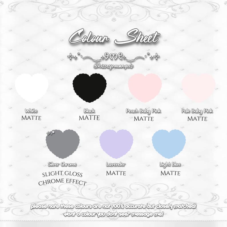 Op de afbeelding: Een kleurenkaart met zeven hartvormige stalen met de tekst Colour Sheet en @kissesfrmangels. De kleuren zijn wit, zwart, perzik babyroze, bleek babyroze, zilverchroom, lavendel en lichtblauw met matte of verchroomde afwerkingen.