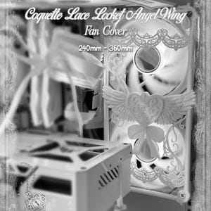 Könnte beinhalten: Eine weiße Computer-Lüfterabdeckung mit einem dekorativen spitzenartigen Rand, einem zentralen herzförmigen Medaillon mit Engelsflügeln und einer Schleife. Der Text lautet Coquette Lace Locket Angel Wing Fan Cover 240mm - 360mm. Das Design ist verziert.