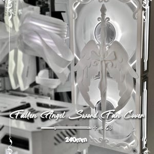 Op de afbeelding: Witte computer ventilator cover met een engelenvleugel- en zwaardontwerp. De tekst "Fallen Angel Sword Fan Cover" is weergegeven. De cover is 240 mm groot.