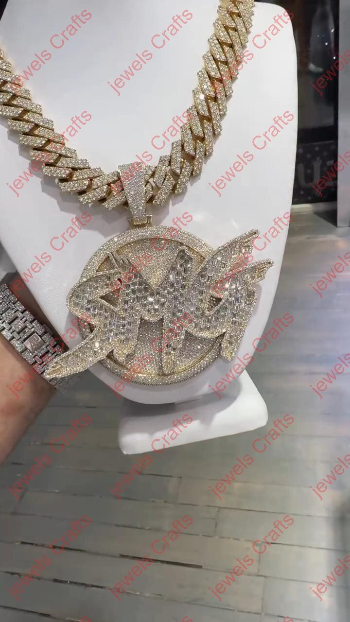 Ciondolo iniziale in argento sterling ghiacciato personalizzato: moissanite baguette, alfabeto hip hop bicolore - Italia