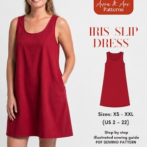 Può includere: Un abito Iris Slip rosso senza maniche con scollo tondo e tasche. L'immagine include un'illustrazione del modello e il testo "IRIS SLIP DRESS" e "Taglie: XS - XXL (US 2 - 22)".
