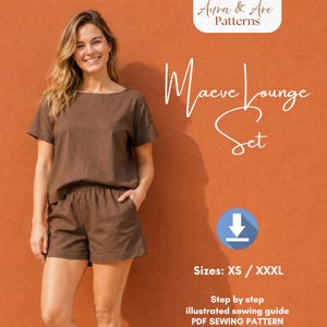 Könnte beinhalten: Eine Frau trägt ein braunes Maeve Lounge Set, bestehend aus einem kurzärmeligen Oberteil und Shorts. Das Bild enthält den Text "Aura & Arc Patterns" und "Maeve Lounge Set". Die verfügbaren Größen sind XS bis XXXL. Es erwähnt auch ein PDF-Schnittmuster.