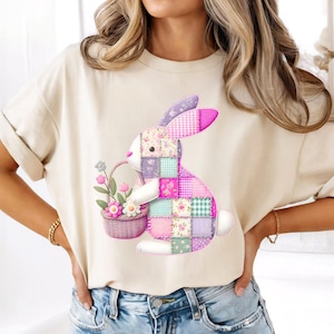 以下が含まれることがあります： 黒い持ち手と「But First, Coffee」の文字が黒い手書き風フォントで書かれた白いセラミックマグ。マグは白い表面に置かれています。