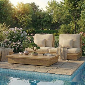 Könnte beinhalten: Garten-Terrassenmöbel-Set mit einem hellen Holztisch, zwei Sesseln und einem Sofa mit beigefarbenen Kissen. Die Szene spielt sich an einem Pool mit blauen Fliesen ab, umgeben von üppigem Grün und Blumen.