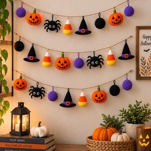 Peut inclure: Une guirlande d'Halloween à trois niveaux composée d'ornements crochetés, notamment des citrouilles orange, des araignées noires aux yeux blancs, des sphères violettes, des bonbons maïs et des chapeaux de sorcière noirs à bandes violettes.