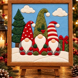 Puede incluir: Un cuadro de tela enmarcado que muestra tres gnomos en una escena invernal. Los gnomos llevan gorros de lunares rojos, estampados verdes y rayas rojas y blancas. Incluye un pino verde, dos nubes blancas y una caja de regalo verde con lazo.
