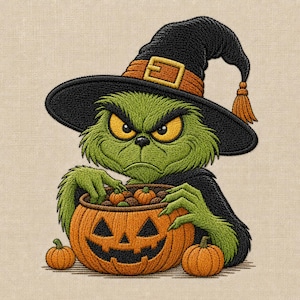 Peut inclure: Un motif brodé représentant une créature verte et poilue aux yeux jaunes portant un chapeau de sorcière noir avec une bande et un pompon orange. La créature tient une citrouille d'Halloween orange remplie de petites citrouilles, avec deux autres citrouilles à la base.