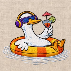 Peut inclure: Un écusson brodé représentant un canard blanc portant des lunettes de soleil violettes et bleues ainsi qu'un casque audio jaune. Le canard flotte dans une bouée rayée orange et jaune tout en tenant un cocktail avec un parasol rose et un citron vert.