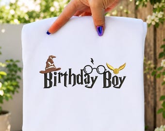 Desenho de bordado de aniversário, arquivo de bordado para celebração de menino bruxo, padrão inspirado em escola de magia