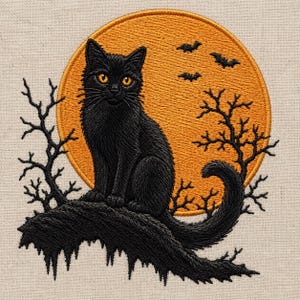 以下が含まれることがあります： 黄色い目をした黒猫が暗く節くれだった木の枝に座っている刺繍ワッペン。猫の後ろには、大きな円形のオレンジ色の満月があり、月の右上部分には3匹の小さな黒いコウモリが飛んでいる様子が描かれています。