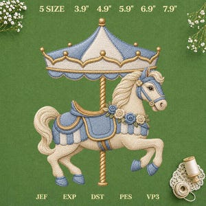 Op de afbeelding: Een borduurontwerp van een carrouselpaard in crème en blauw met gouden accenten, een gestreepte overkapping en bloemdetails. De tekst geeft 5 maten aan: 3,9", 4,9", 5,9", 6,9", 7,9" en bestandsformaten JEF, EXP, DST, PES, VP3.