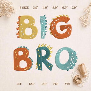 Pode incluir: Um design de bordado com o texto BIG BRO, com letras estilizadas como dinossauros em amarelo, azul-petróleo e laranja. As letras incluem espinhos e manchas. O texto acima indica 5 tamanhos de 9,9 cm a 20,1 cm, e abaixo lista os formatos JEF, EXP, DST, PES e VP3.