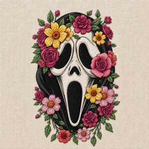 Puede incluir: Un parche bordado que presenta una máscara blanca fantasmal con una capucha negra, rodeada por un arreglo vibrante de flores rosas, rojas y amarillas con hojas verdes. El diseño está cosido sobre un fondo de tela beige claro.