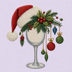 Puede incluir: Un diseño bordado que presenta una copa de vino coronada con un gorro de Papá Noel rojo y blanco, acentuado por agujas de pino verdes, bayas rojas y adornos navideños colgantes en rojo, verde y azul, todo con texturas de hilo detalladas.