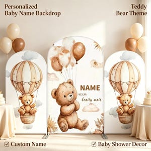 Può includere: Sfondo per baby shower a tema orsetti. Lo sfondo presenta un grande orsetto che tiene in mano dei palloncini, con la scritta "NAME WE CAN beaily wait". Due pannelli aggiuntivi mostrano orsetti in mongolfiera.