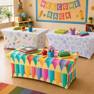 Peut inclure: Trois tables rectangulaires recouvertes de nappes en tissu ajustées. L'une présente un motif de crayons colorés, une autre un fond blanc avec des icônes de fournitures scolaires, et la troisième des dessins au trait bleu d'objets éducatifs.