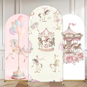 Op de afbeelding: Drie boogvormige achtergrondhoezen met carrouselthema's. Het linkerpaneel toont een carrouselpaard met pastelkleurige ballonnen. Het middelste paneel toont meerdere carrouselpaarden en een draaimolen. Het rechterpaneel toont een gedetailleerde draaimolen met roze rozen.